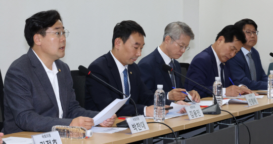 지난달 18일 더불어민주당 검찰독재정치탄압대책위원회 박찬대 공동위원장이 국회에서 검사범죄대응태스크포스 회의를 하는 모습. 연합뉴스.